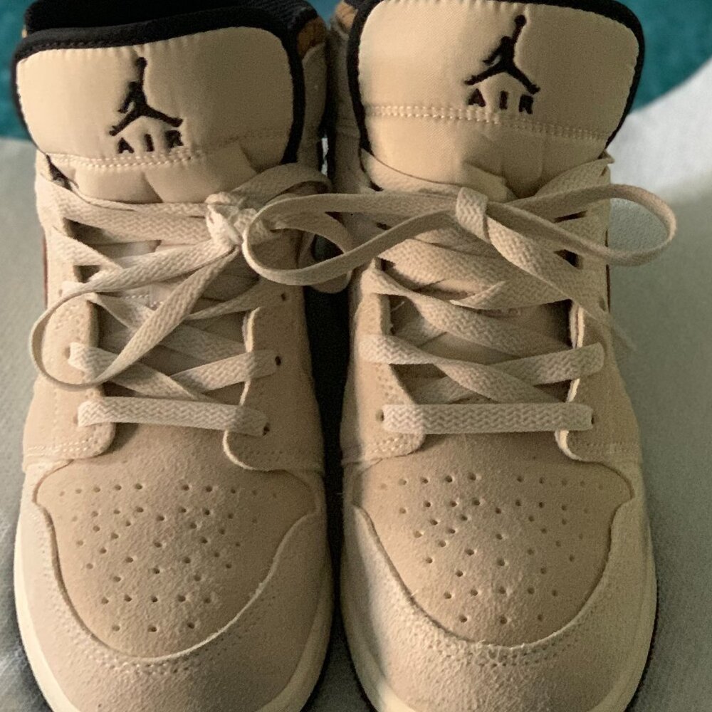 Air Jordan 1 Mid SE; Color: Light  Brown/white/light tan/metallic gold